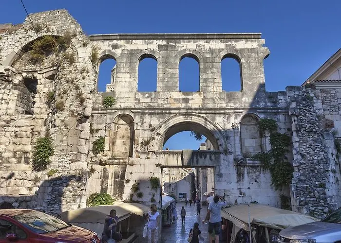 皇家古董公寓 *