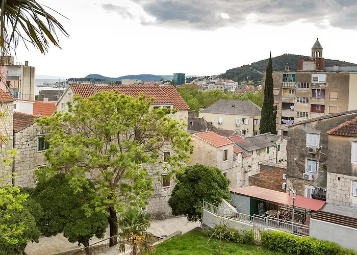 皇家古董公寓 *